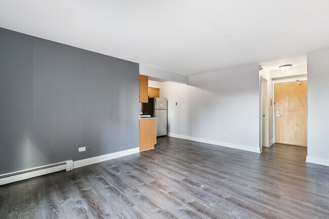 Building Photo - 6201 N Kenmore Ave