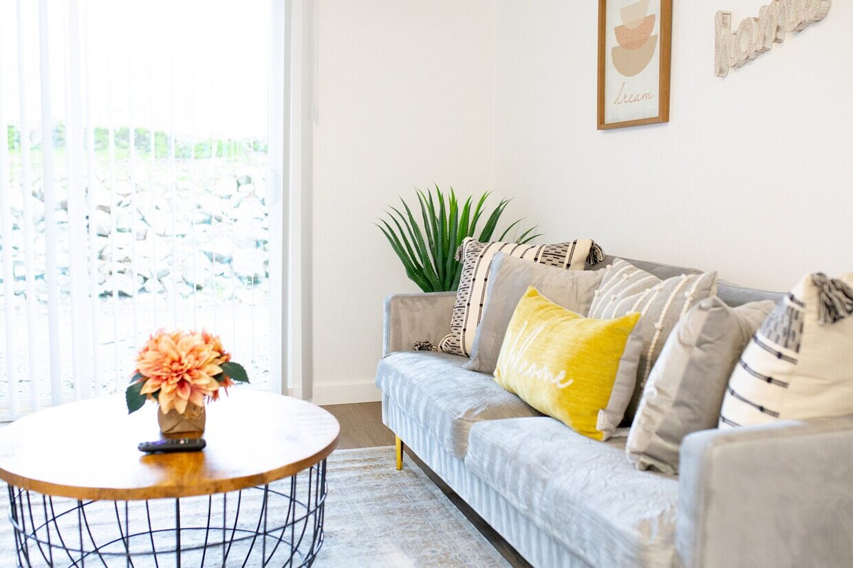 Primary Photo - 620 S Cedar St