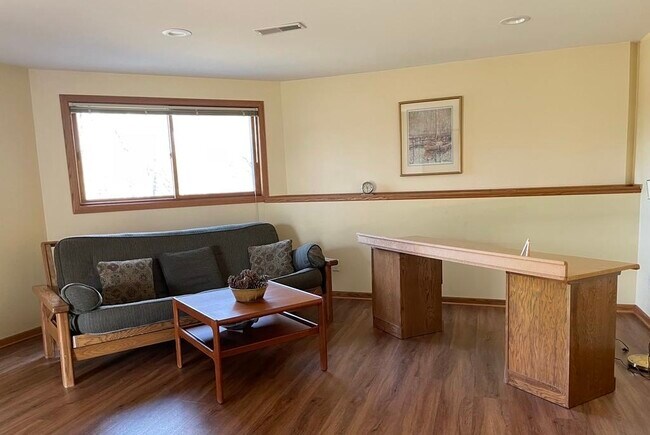 5 Sala de estar con sofá y escritorio - 440 N Westfield Rd
