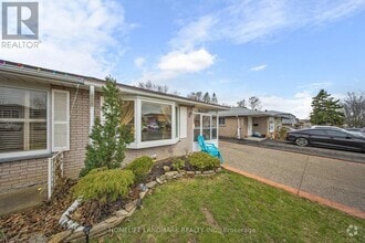 Building Photo - 741 Eaglemount Crescent