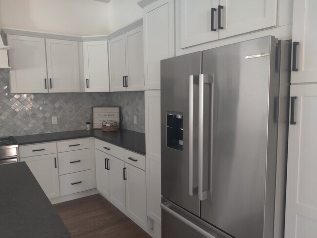 Foto del edificio - "Spacious 4-Bedroom Home on Pennock Avenue...