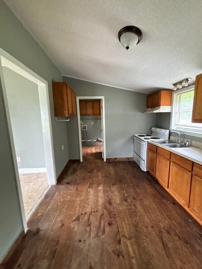 Building Photo - 102 Tuxedo Dr