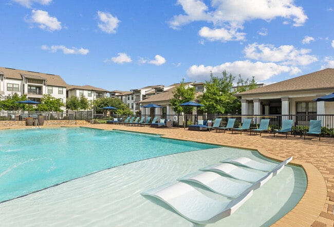 Building Photo - Kingsland West