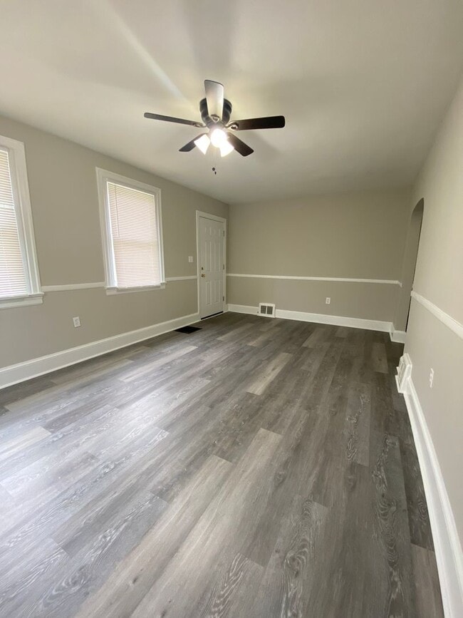Building Photo - 3 Bedroom, 1 Bathroom Single Family Home i...