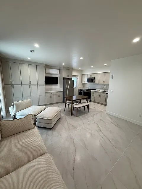 Foto del edificio - Private ADU with Designer Finishes & Separate Entrance in Desirable Castaic