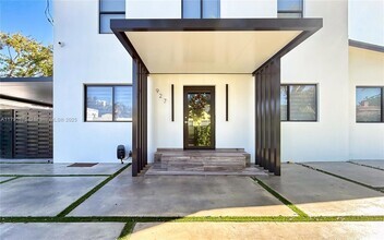 Building Photo - 927 SW 18th Ave