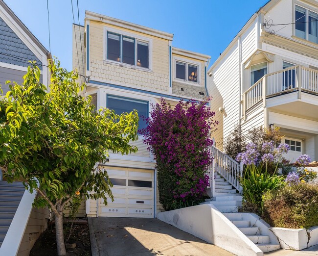 Building Photo - 2106 Castro St