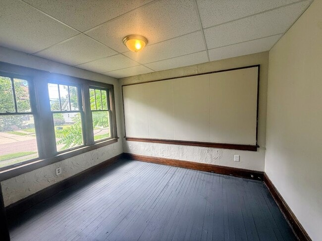 Building Photo - Four bedroom one bathroom home for rent