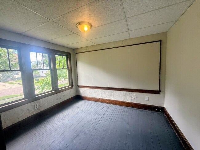Foto del edificio - Four bedroom one bathroom home for rent