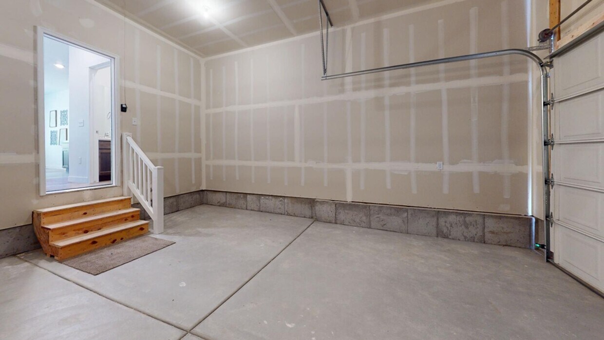 Foto principal - BEAUTIFUL 4-BEDROOM TOWNHOME FOR RENT