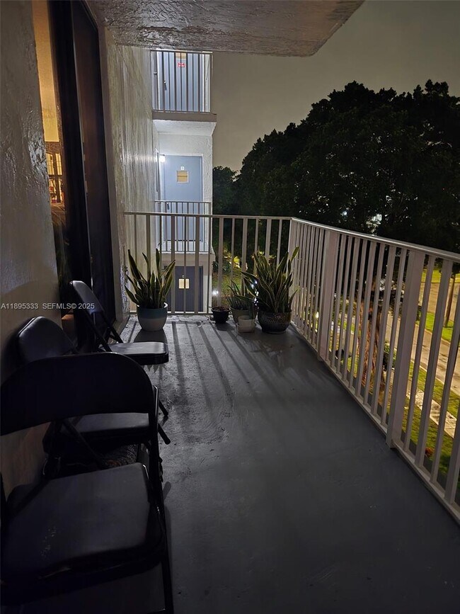 Building Photo - 901 Hillcrest Dr