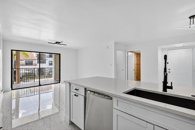 Building Photo - 560 S Park