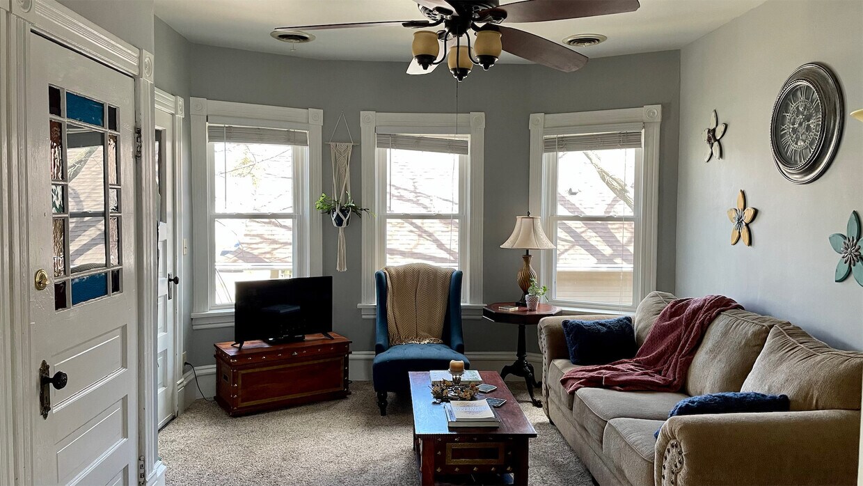 Sala de estar - 401 Laurel St W