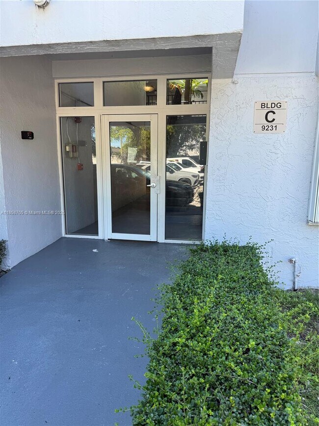 Building Photo - 9231 SW 87th Ave