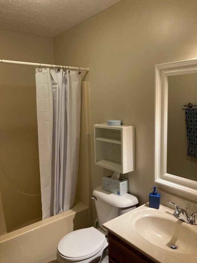 Building Photo - STUDENT - Room for rent