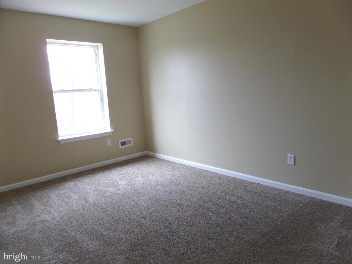 Primary Photo - 285 Parkview Dr