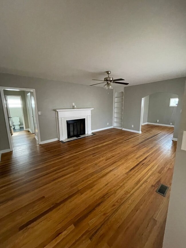 Building Photo - Adorable Brick Home!