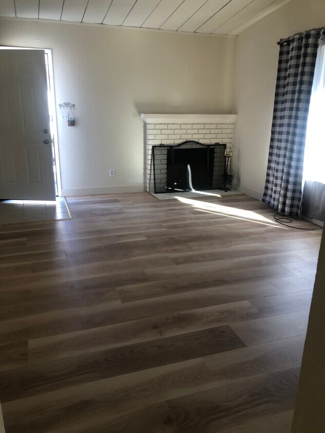 sala de estar - 3133 Alma St