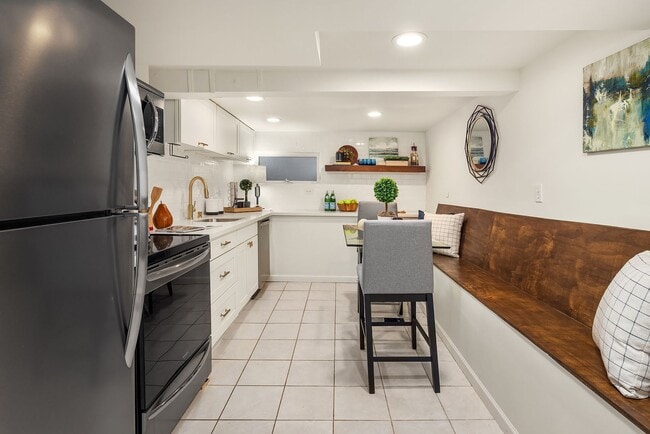 Building Photo - 4408 Thackeray Pl NE