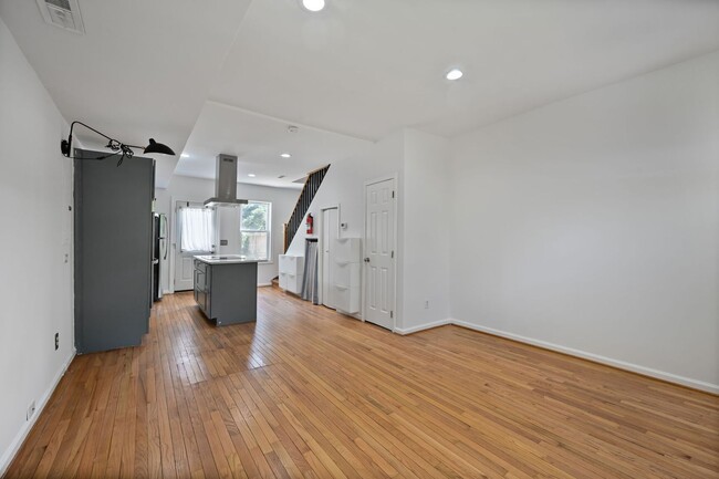 Building Photo - Available Now! 2 Bed 1.5 Bath Between Navy...