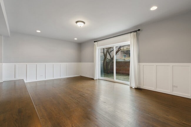 Building Photo - 1613 W Greenleaf Ave