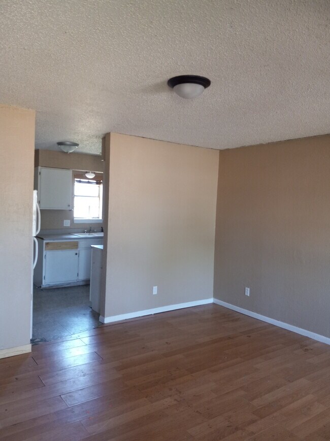 Livingroom into kitchen - 1414 Becky Ct