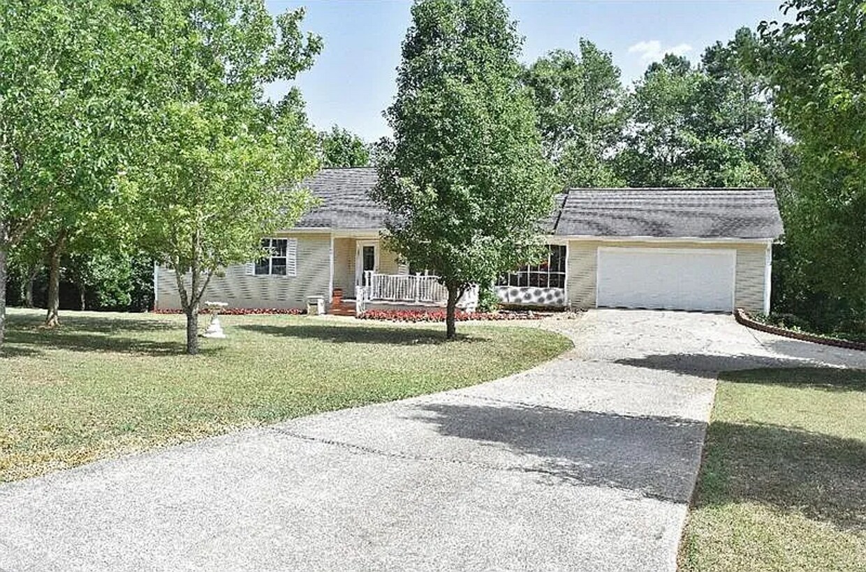 Primary Photo - Spacious 3-Bedroom Home with Huge Daylight...