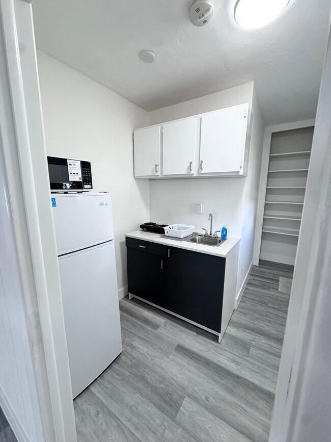 Kitchenette - 1030 Superior St