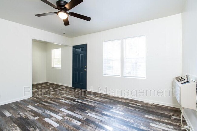 Building Photo - 848-850 S Crestway St