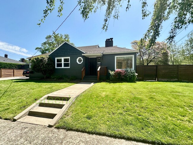 Building Photo - Huge 4 Bedroom 2 Bath House across from Ro...