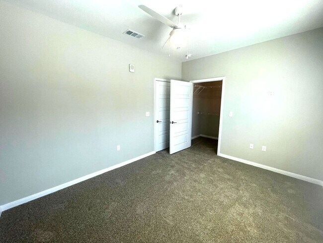 Foto del edificio - 300 Willow Grv Wy