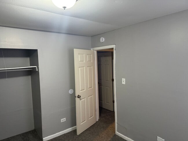 Building Photo - 3 Bedrooms 1 Bathroom available