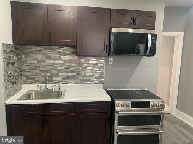 Building Photo - 828 S 57th St