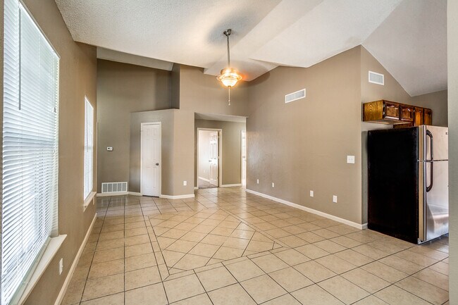 Building Photo - Classic Eastside Rental Home in the Horizon Manor subdivision, just minutes to I-10.
