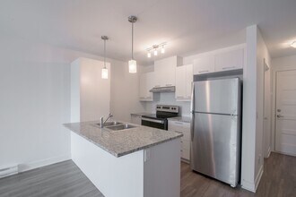 1800 Rue Victoria Unit 404 — photo 1