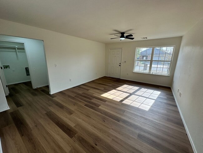 Foto del edificio - Beautiful 3bed/2bath House Available Near Tinker and Oklahoma Heart Hospital!