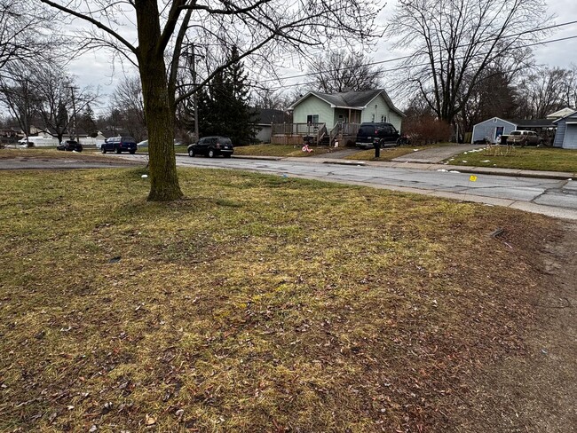 Building Photo - 2 Bed 1 Bath Home In Pontiac