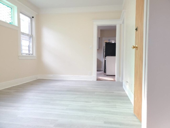 Building Photo - 171 Van Buren St