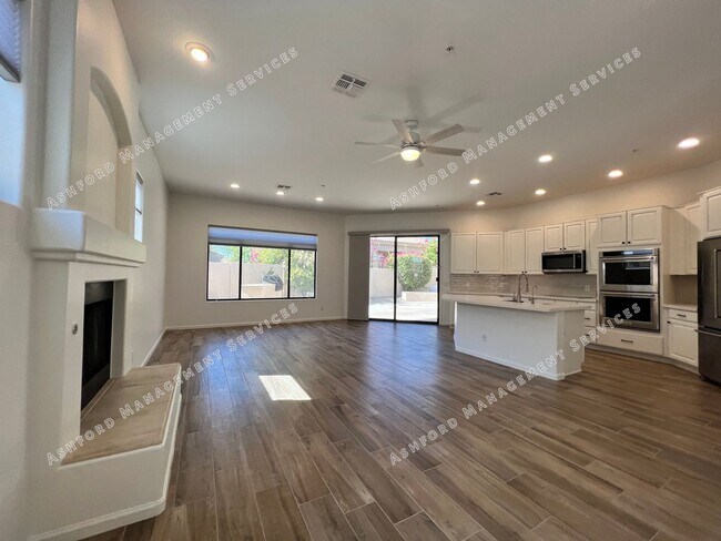 Foto del edificio - COME HOME TO LUXURY IN GATED GRAYHAWK GOLF...