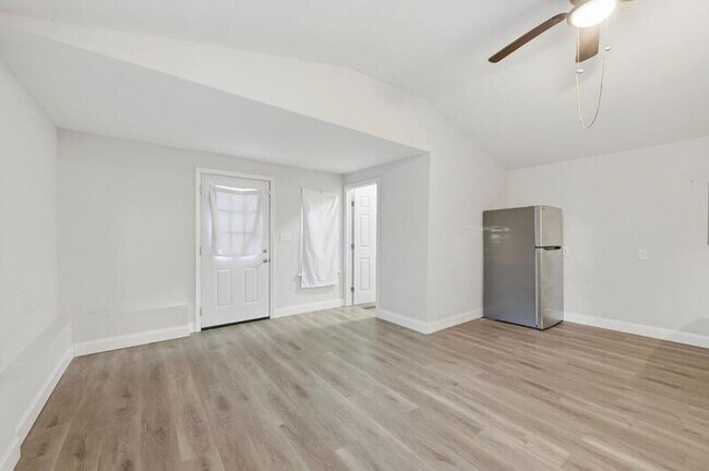 Foto del edificio - 4158 Trout River Blvd
