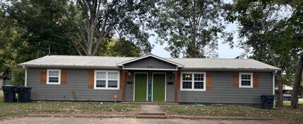 Building Photo - 810 E Oak Ave