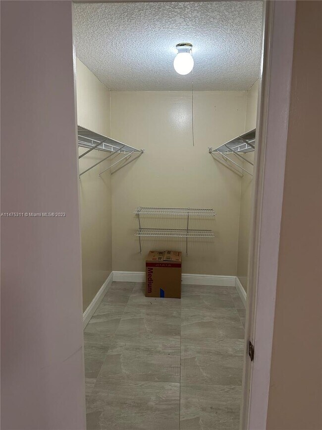 Foto del edificio - 4301 NW 19th St