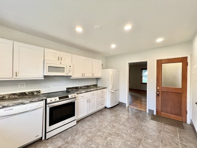 Building Photo - 725 Pflaum Rd