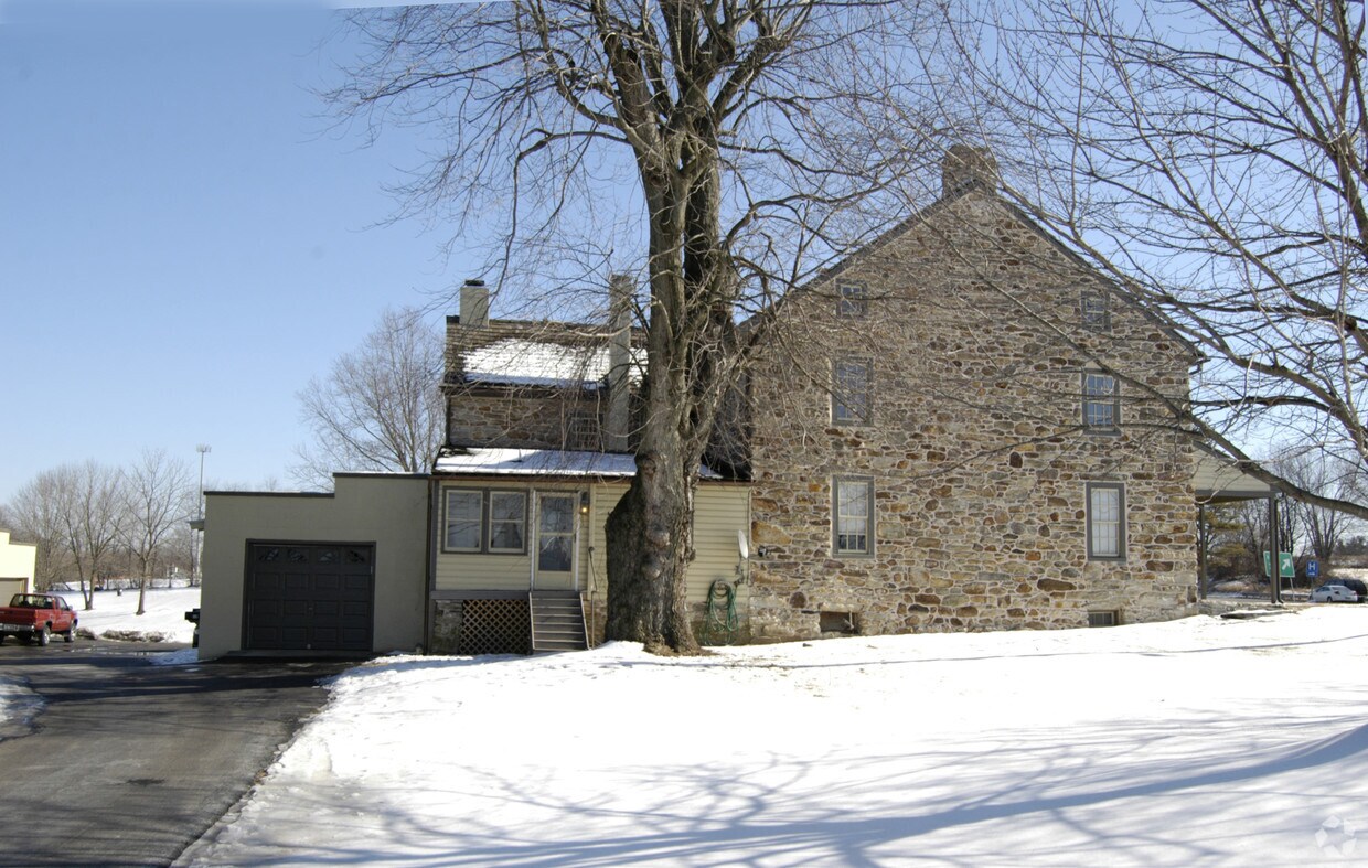 Building Photo - 3007 E Lincoln Hwy