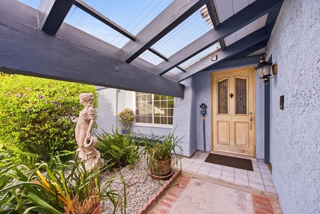 Building Photo - Bright, Charming & Garden-Filled