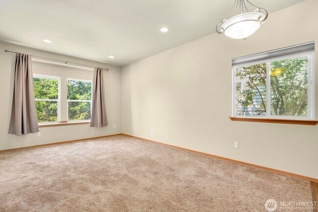Building Photo - Amazing 3 Br 2.5 bath 2 car gar home in Ta...