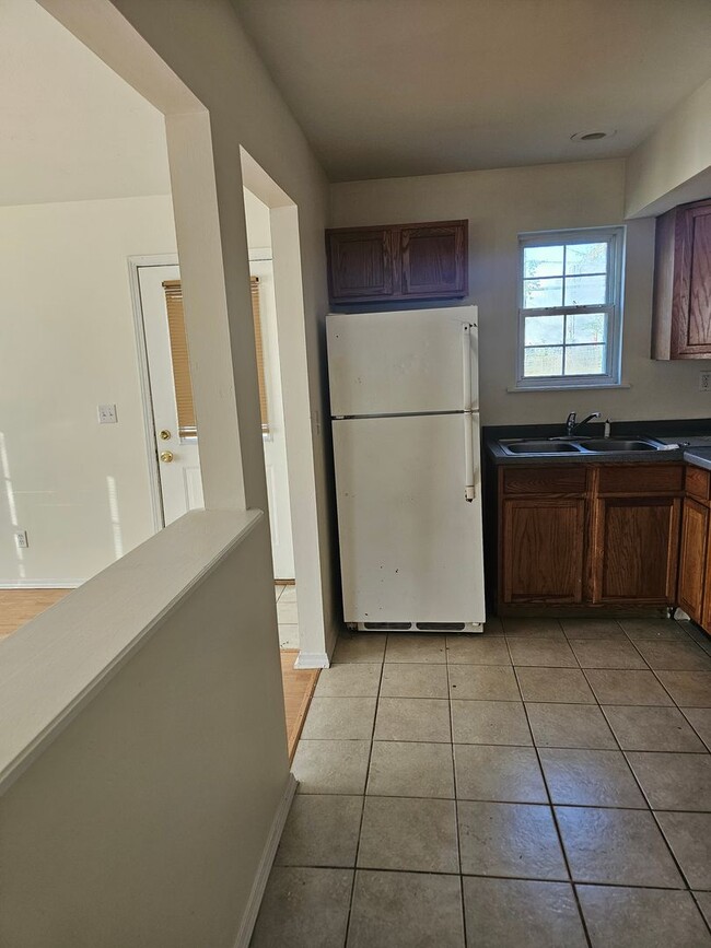 Building Photo - 2BD/1BA Duplex