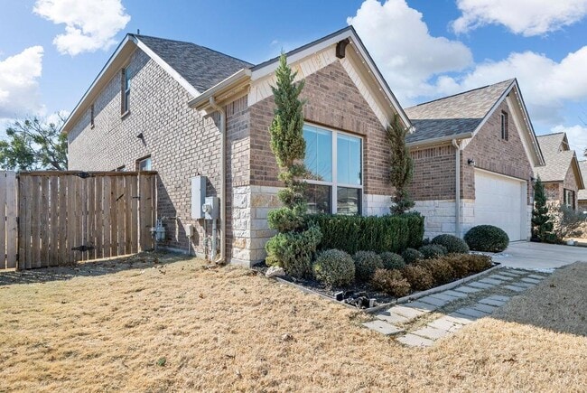 Building Photo - 909 Zacarias Dr