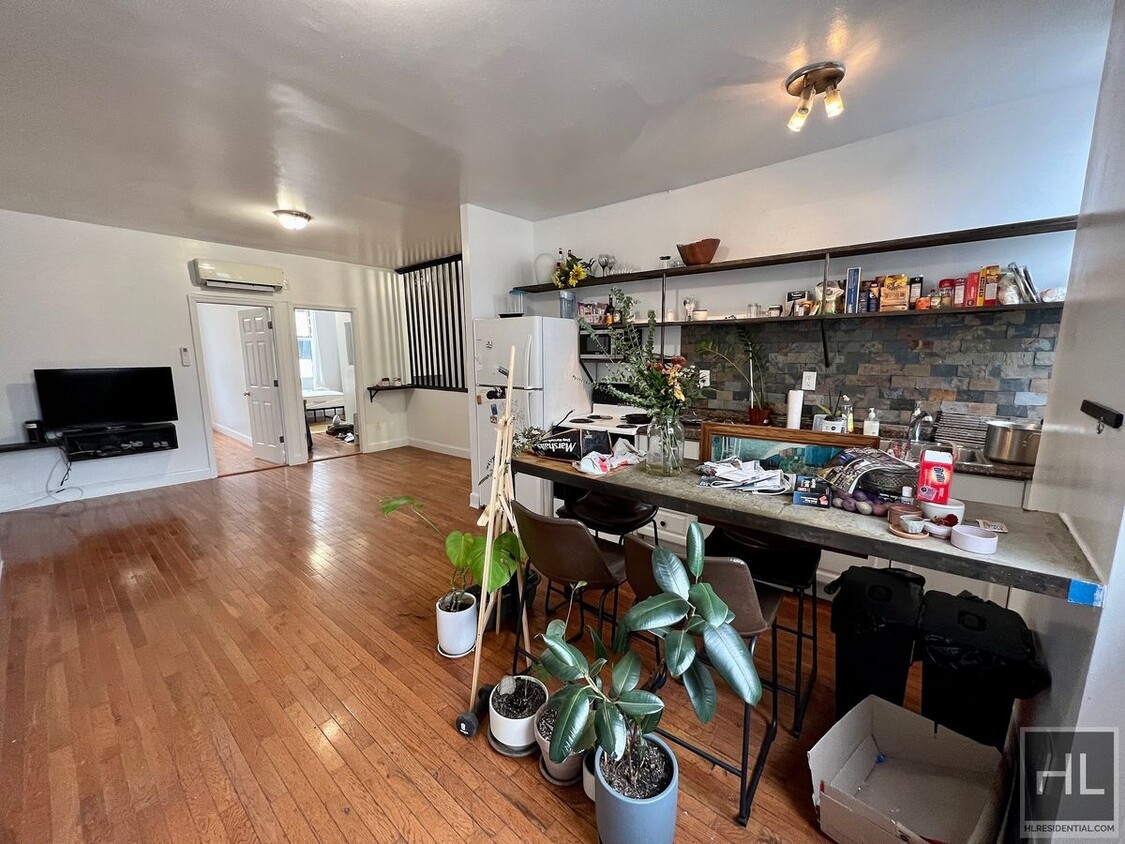 Foto principal - 2BR 1BA Single Family Above Storage Loft A...