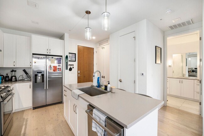 Foto del edificio - Beautiful Modern 1BR in Prime LoHi Locatio...